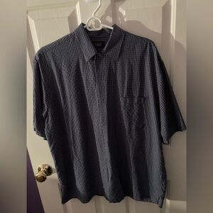 Men’s Haggar short sleeve camp style button down shirt. Size M